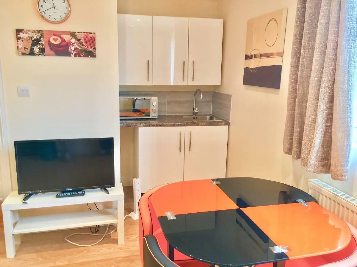 Apartamento London Studio Apartments, Private Bathrooms And Parking Ilford