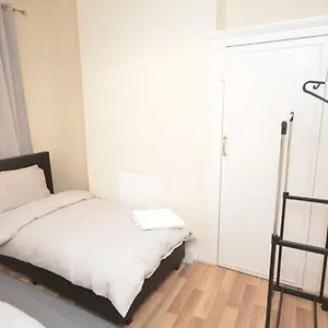 Cheerful 4 Bedroom House In Greater Hébergement de vacances